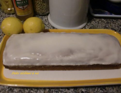 Plum cake al limone con glassa al limone