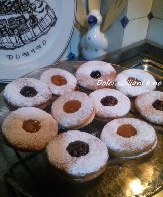 Biscotti ” occhio di bue ” con confettura di fichi e susine