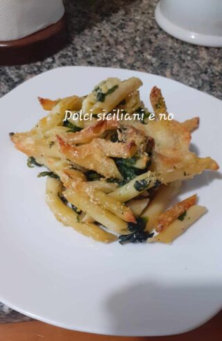 Penne al forno con spinaci e mozzarella